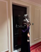 فستان رزان مخملي أنيق بلون بيذنجاني غامق بتصميم فا...