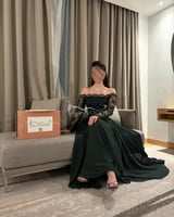 فستان فرح أخضر طويل بأكمام دانتيل أنيقة