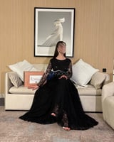 فستان سهرة أسود بتطريز لامع وأناقة لا مثيل لها