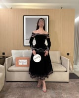 فستان سهرة أسود مزخرف بأكمام مزينة بالزهور