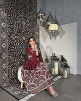 اناقة العنود - فستان أنيق برغندي و أخضر غامق