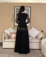 فستان سهرة أسود بتطريز لامع وأناقة لا مثيل لها