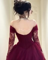 فستان سهره بكلفة دانتيل عنابي فاخر بأكمام طويلة