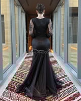 فستان دانتيل اسود أنيق بتصميم فريد