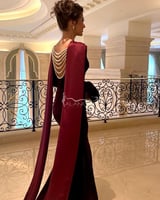 فستان مخمل شتوي بلون عنابي بأكمام أنيقة