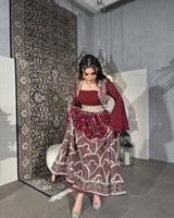 اناقة العنود - فستان أنيق برغندي و أخضر غامق