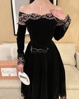 فستان سهرة أسود مزخرف بأكمام مزينة بالزهور