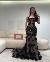 فستان سهرة اسود أنيق بكلفة الورود البارزة بتصميم ف...