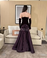 فستان سهرة بنفسجي داكن بأكمام مميزة وقصة أنيقة