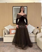 فستان سهرة مخملي بتصميم أنيق ولمسة فاخرة