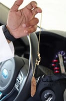 تعليقة كسرة عود للسيارة بالاسم