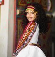 فستان سدو احمر يوم التاسيس مع ربط الشعر