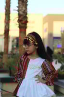 فستان سدو احمر يوم التاسيس بالاسم مع ربط الشعر