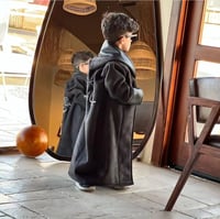 فروه اطفال بالاسم قماش جوخ مع جلد على الاطراف