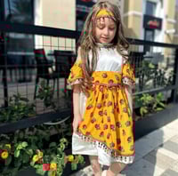 فستان شالكي أنيق مع ربطه شعر