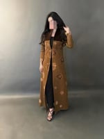 عباية كريب لون جملي مع تطريز ورود مخمل