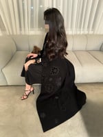 عباية كريب لون اسود مع تطريز ورود مخمل