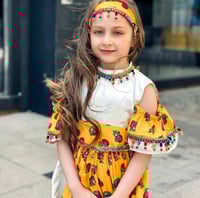 فستان شالكي أنيق مع ربطه شعر