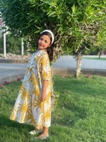 جلابية أطفال بنات- مشجرة باللون الأصفر الداكن والس...