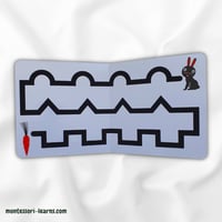 طفل منتسوري اتبعني أبيض وأسود