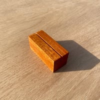 حامل بطاقات خشبي