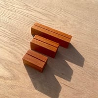 حامل بطاقات خشبي مع حفر الشعر (ستة حبات)