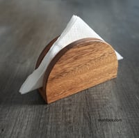 حامل مناديل بيضاوي من خشب الجوز