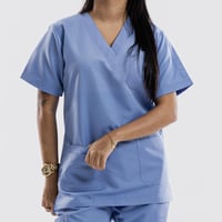 سكراب طبي بلون سماوي – ياقة سبعة (V-Neck)