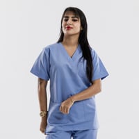 سكراب طبي بلون سماوي – ياقة سبعة (V-Neck)
