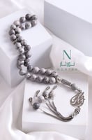 سبحة بلون مميز بالأسم