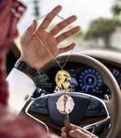 تعليقة سياره بالصوره شكل الصقر