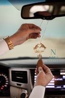 تعليقة سياره شكل القلب بيدين بالاسم