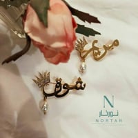 بروش مع شكل تاج بالأسم