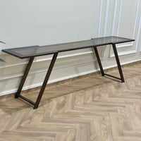 طاولة تلفزيون بسطح زجاج اسود حديد اسود مطفي