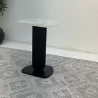 طاولة خدمة سطح بديل حجر ملمس خشن قاعدة خشب لون اسو...