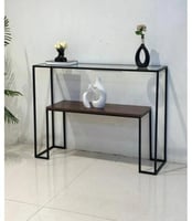 مدخل حديد مع سطح خشب