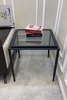 طاولة جانبية