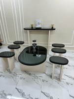 طاولات ضيافة مع مدخل استقبال