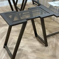 طقم طاولة تقديم مع خدمة - تصميم زجاجي بإطار أسود أ...