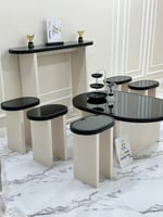 طاولات ضيافة مع مدخل استقبال