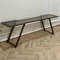 طاولة تلفزيون بسطح زجاج اسود حديد اسود مطفي