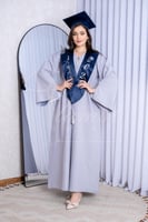 روب تخرج رمادي مع وشاح كحلي