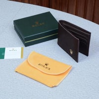 محفظة جلد نقش مونوغرام لون بني - تصميم التاج الملك...