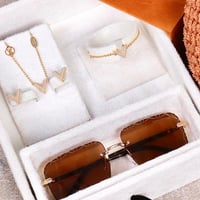 إطلالة لويس النسائية