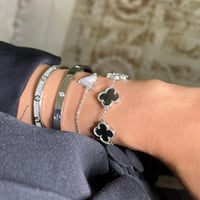 أساور لمسة أنثى الفضية