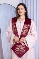 روب تخرج وردي فاتح ووشاح خمري