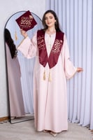 روب تخرج وردي فاتح ووشاح خمري