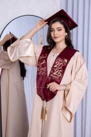 روب تخرج لحمي فاتح ووشاح خمري