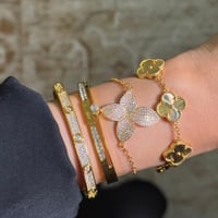 أساور لمسة أنثى الذهبية