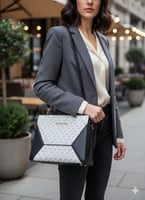 شنطة كتف فاخرة بلون أسود كلاسيكي ونقشة عصرية